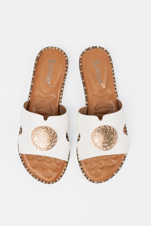 Chaussons couleur blanche avec... Chaussons couleur blanche avec...