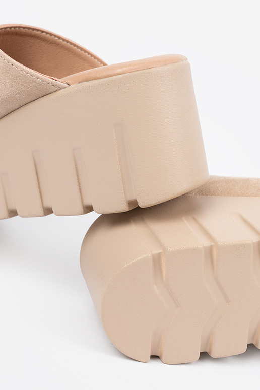 en daim Chaussons femmes sur un coin...