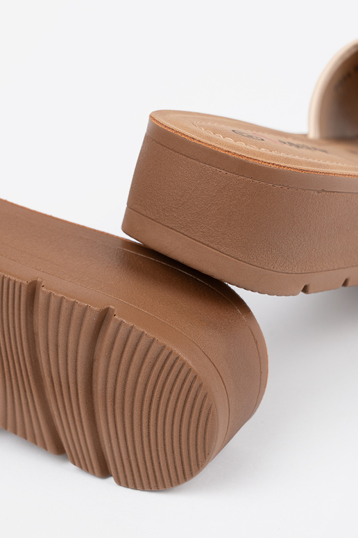 Chaussons zdobione złotą klamrą Chaussons zdobione złotą klamrą