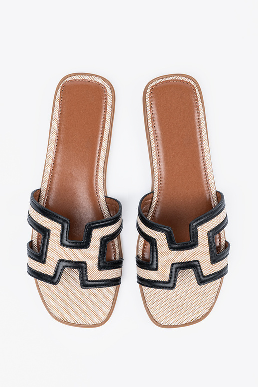 Chaussons avec découpes décoratives