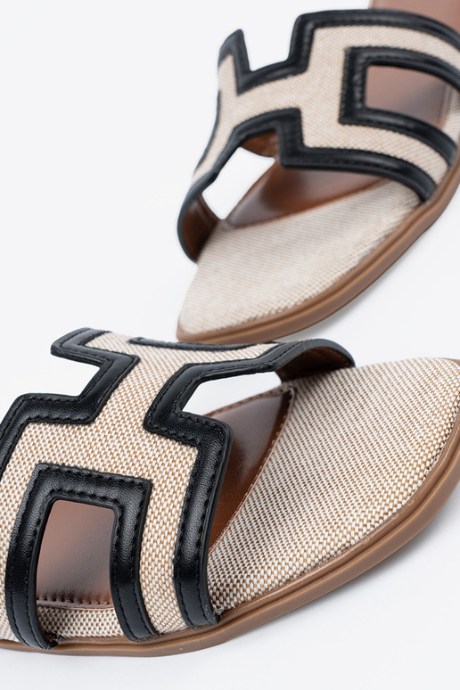 Chaussons avec découpes décoratives