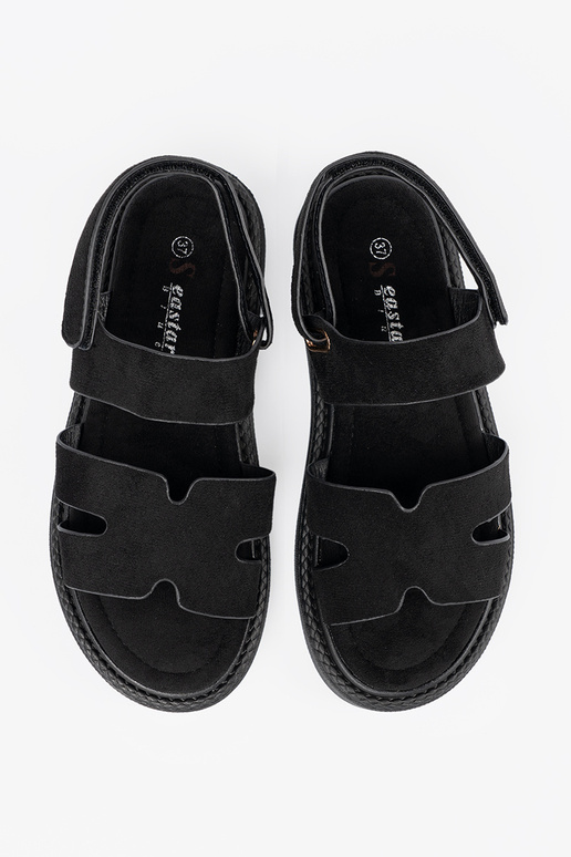 des sandales couleur noire avec une... des sandales couleur noire avec une...