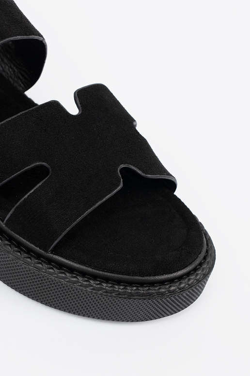 des sandales couleur noire avec une... des sandales couleur noire avec une...