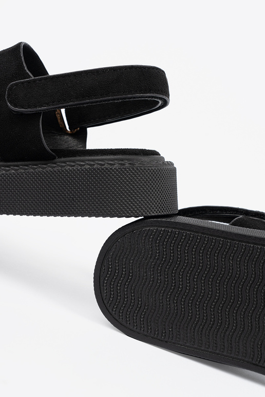 des sandales couleur noire avec une... des sandales couleur noire avec une...