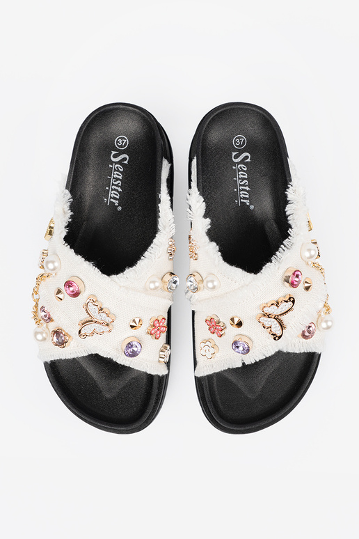 couleur blanche Chaussons avec une...