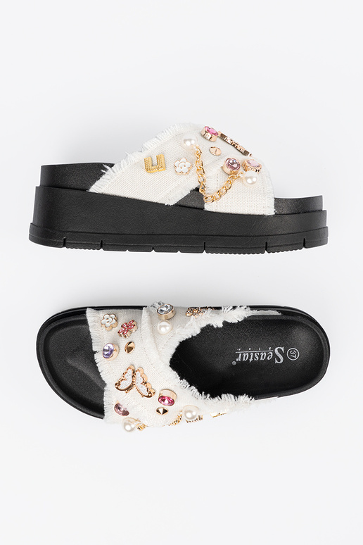 couleur blanche Chaussons avec une...