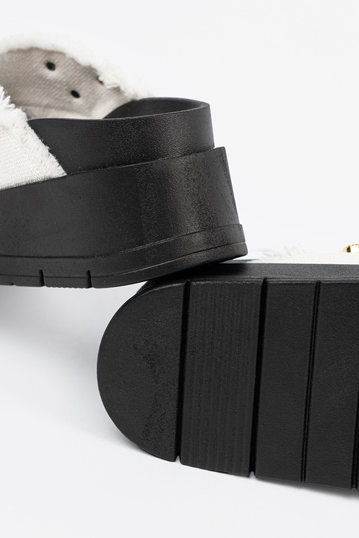 couleur blanche Chaussons avec une...