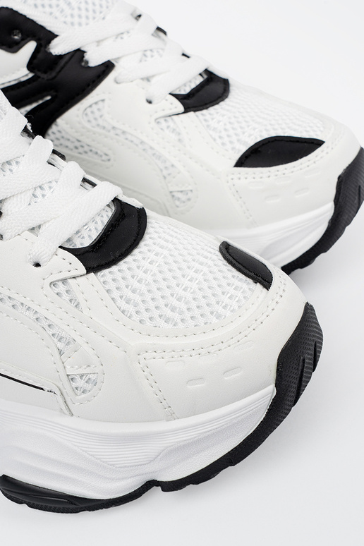 Baskets blanches de style sportif sur...