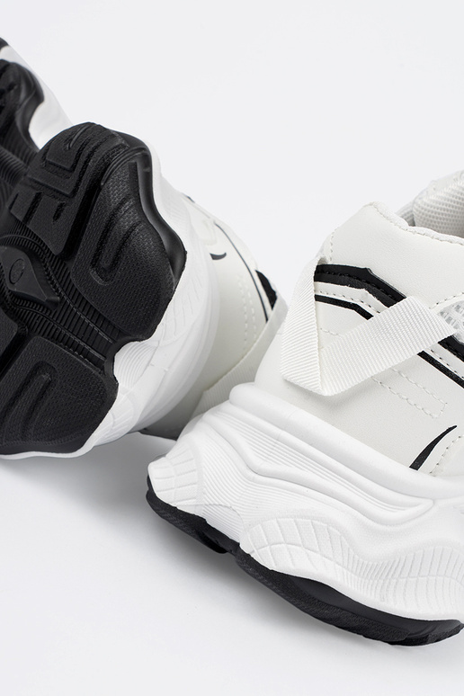 Baskets blanches de style sportif sur...