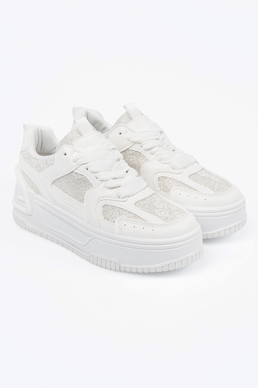 Baskets blanches de style sportif... Baskets blanches de style sportif...
