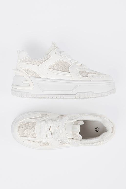 Baskets blanches de style sportif... Baskets blanches de style sportif...