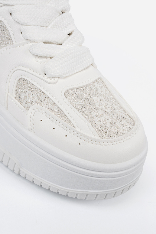 Baskets blanches de style sportif... Baskets blanches de style sportif...