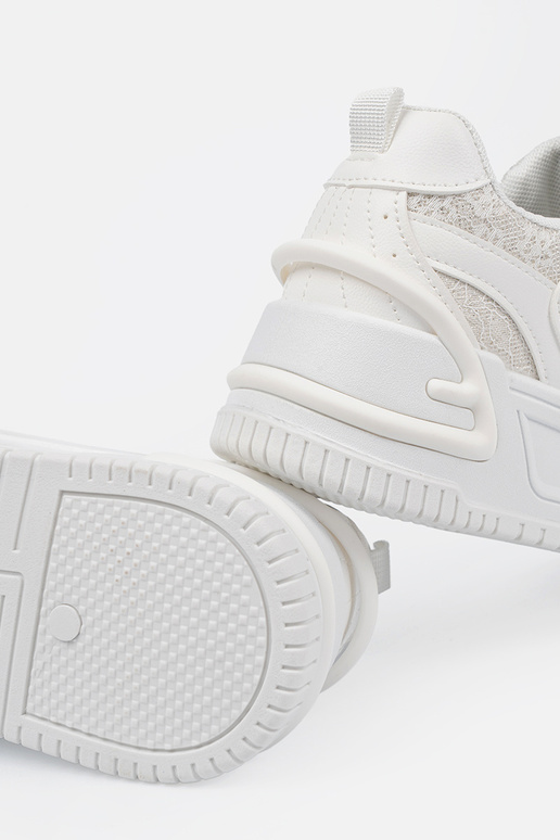 Baskets blanches de style sportif... Baskets blanches de style sportif...