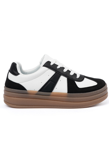 Baskets noires et blanches...