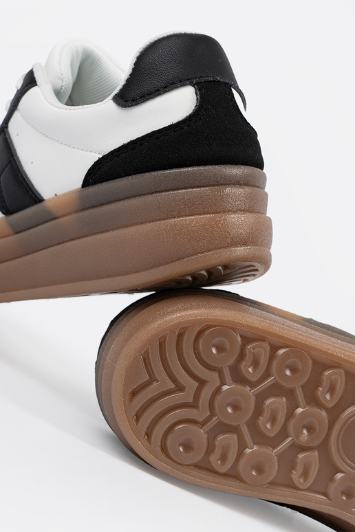 Baskets noires et blanches de style...