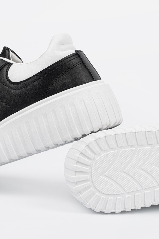 Chaussures noires de style sportif...