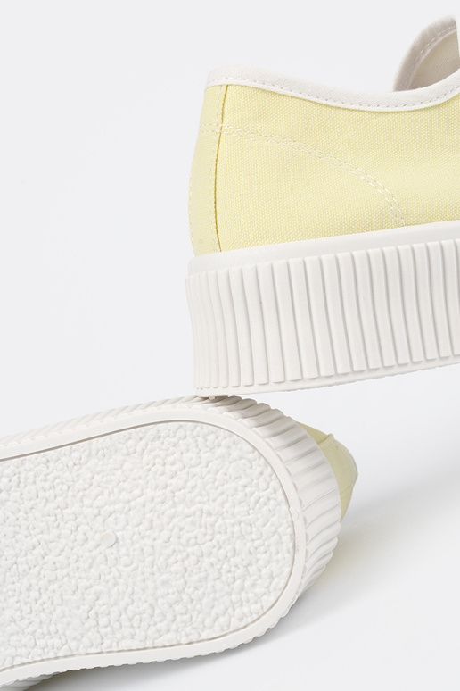 Bottes jaunes avec lacets sur semelle... Bottes jaunes avec lacets sur semelle...