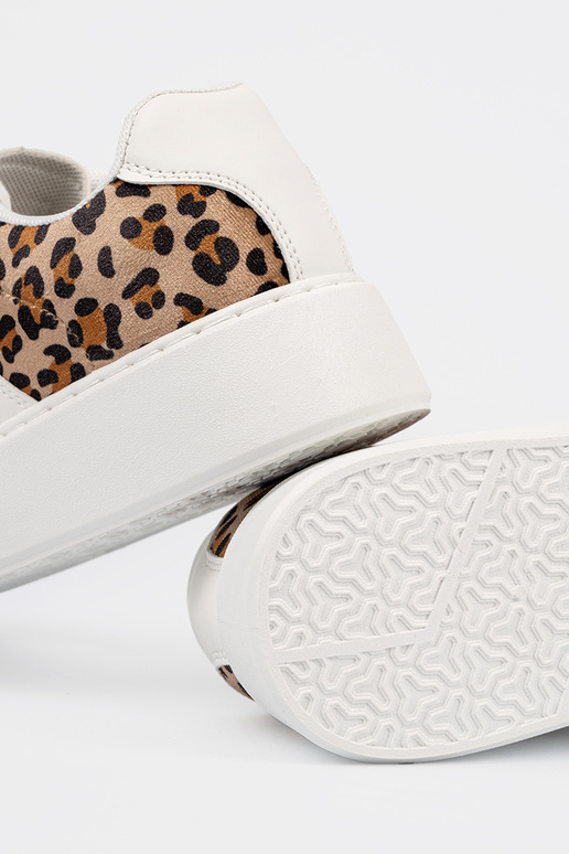 couleur blanche Chaussures modèle... couleur blanche Chaussures modèle...