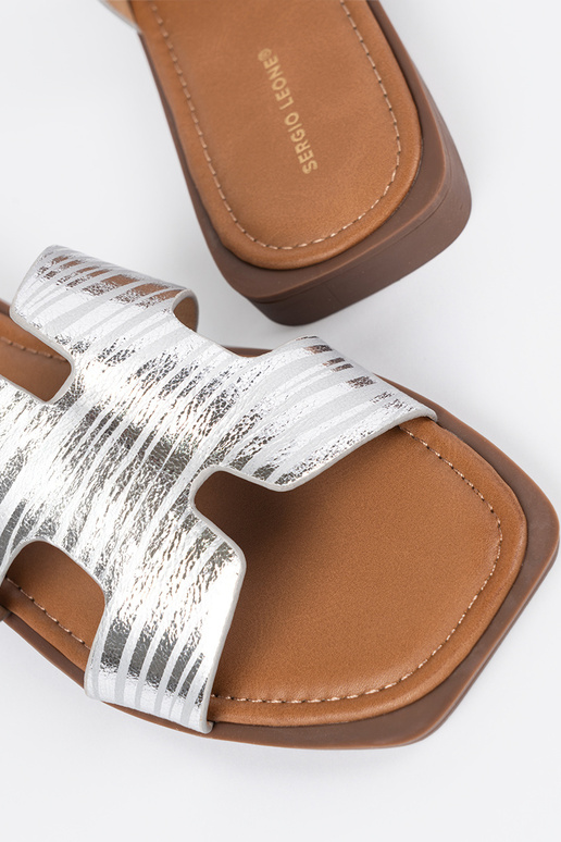 Chaussons argentés à bout carré