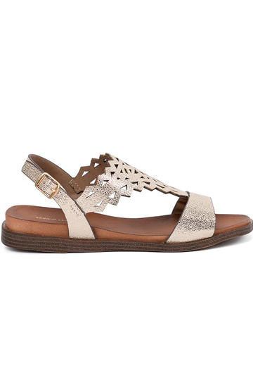 Sandales ivoire sur une...