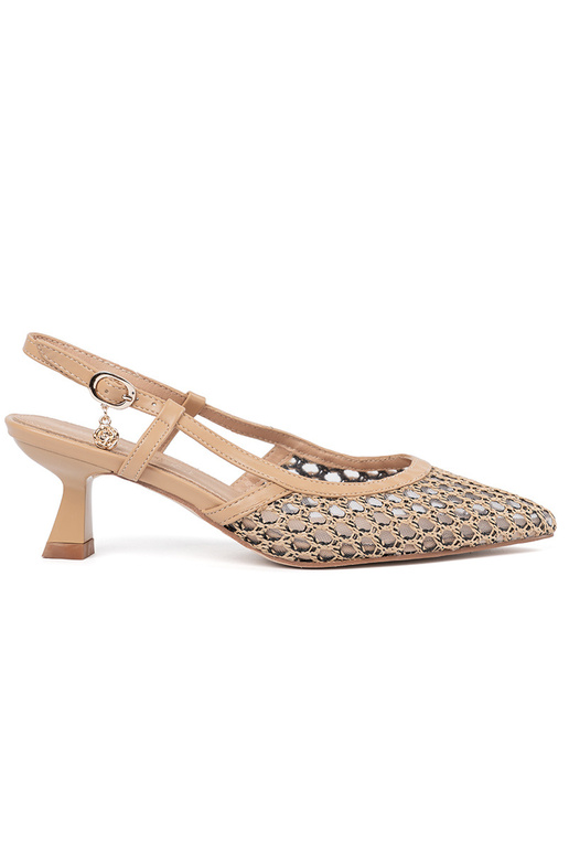 Escarpins ajourés sur un petit talon...