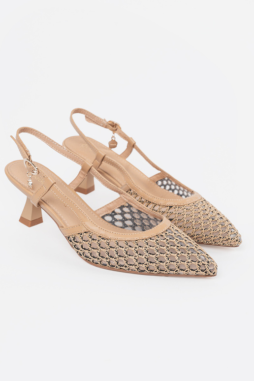 Escarpins ajourés sur un petit talon...