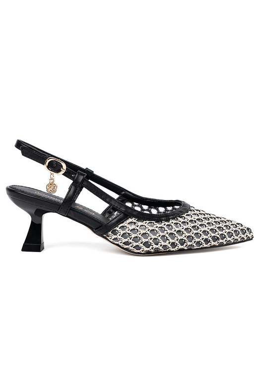 Escarpins ajourés sur un petit talon...