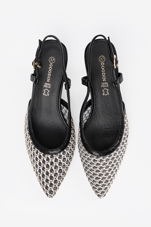 Escarpins ajourés sur un petit talon...