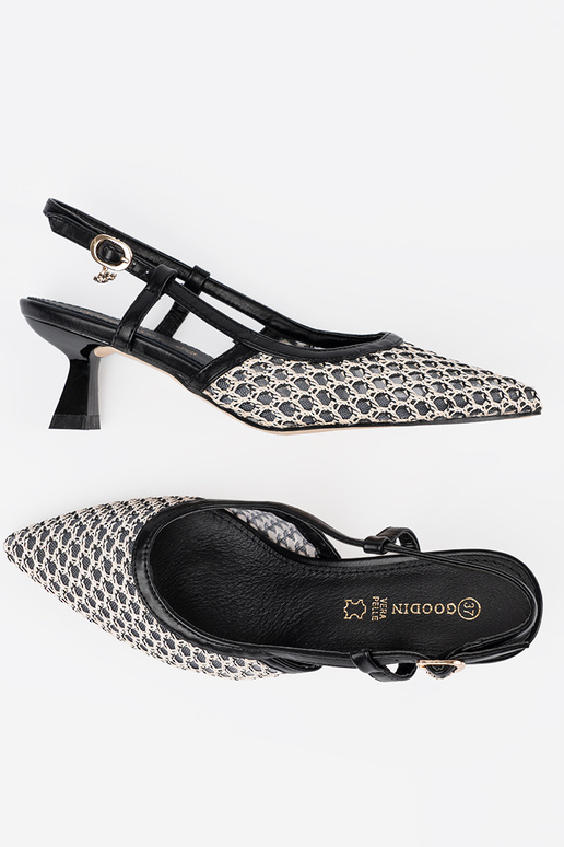 Escarpins ajourés sur un petit talon...