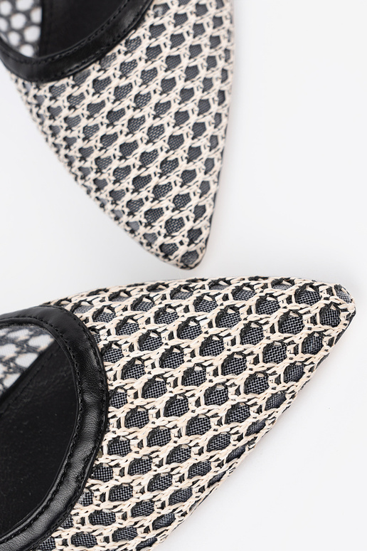 Escarpins ajourés sur un petit talon...
