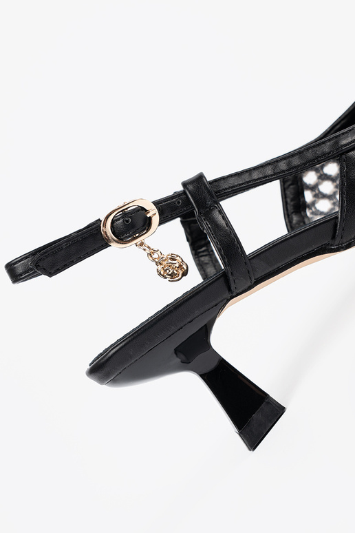 Escarpins ajourés sur un petit talon...