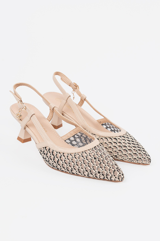Escarpins ajourés sur un petit talon...