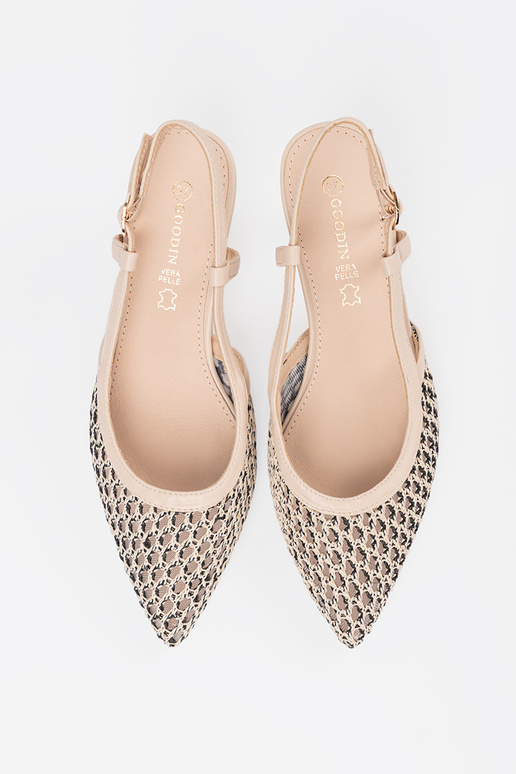 Escarpins ajourés sur un petit talon...