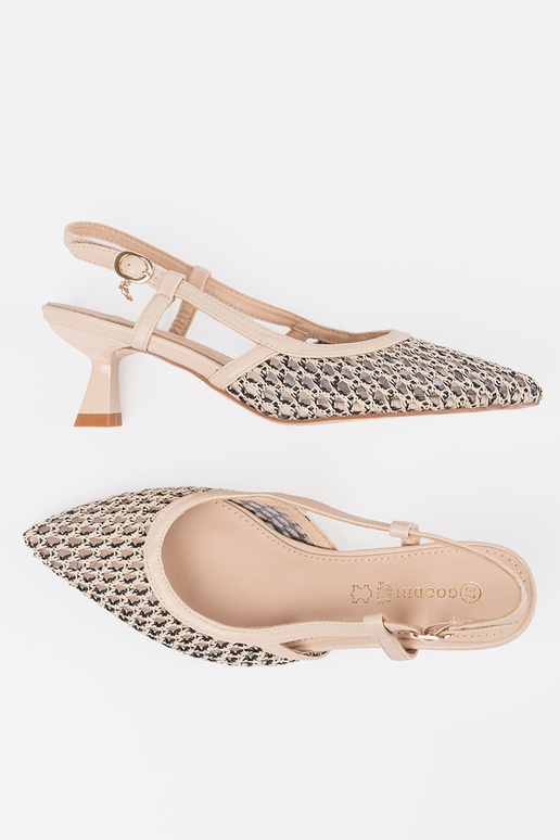 Escarpins ajourés sur un petit talon...