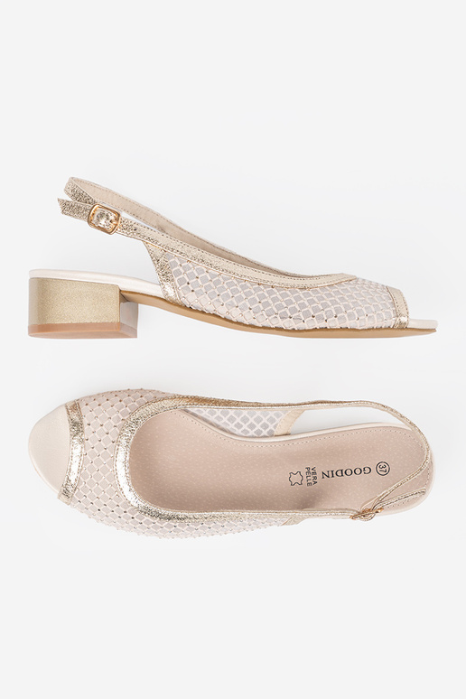 Sandales avec un filet décoratif...