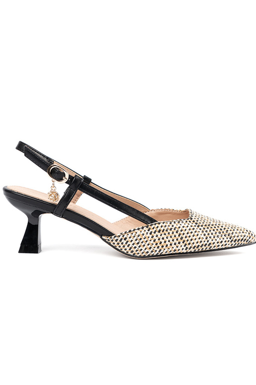 Escarpins tressés sur un petit talon...