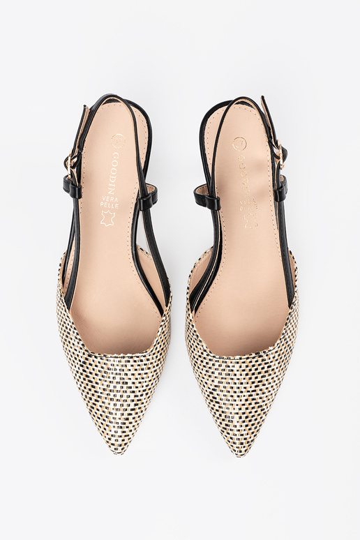 Escarpins tressés sur un petit talon...