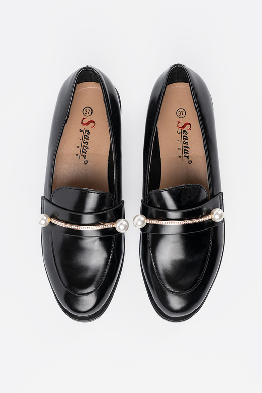 Mocassins vernis noirs avec des perles