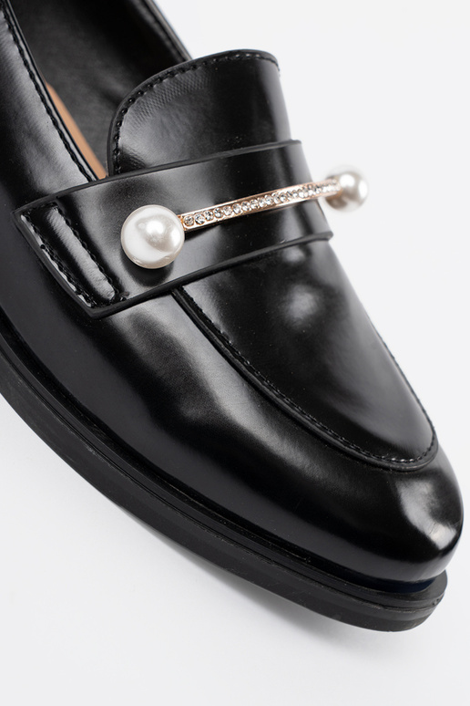 Mocassins vernis noirs avec des perles