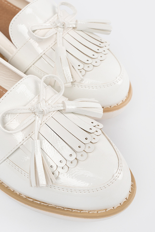 Mocassins laqués blancs avec nœud