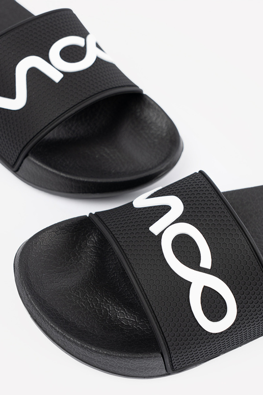 couleur noire Chaussons avec une note