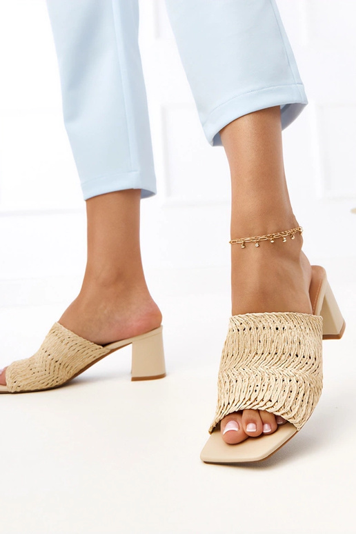 Chaussons couleur sable à talon avec... Chaussons couleur sable à talon avec...