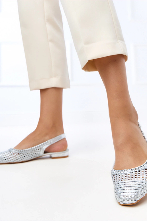 Ballerines argentées ajourées à talon... Ballerines argentées ajourées à talon...