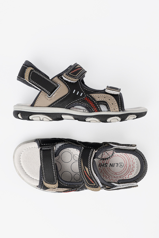 couleur noire des sandales de garçon