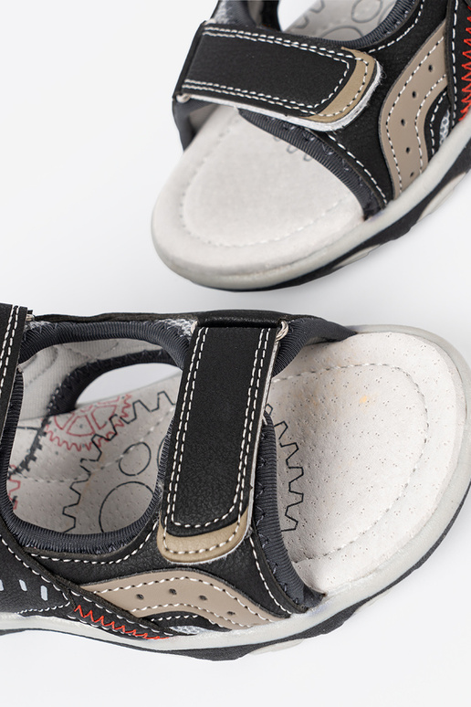 couleur noire des sandales de garçon