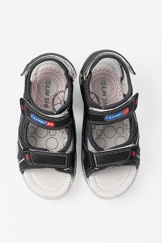 couleur noire de garçon des sandales