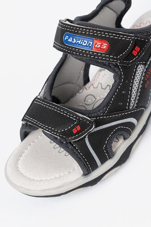 couleur noire de garçon des sandales