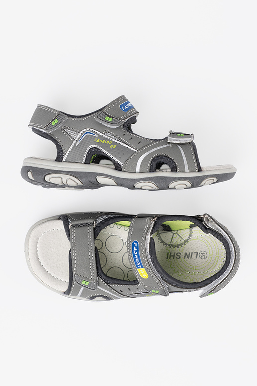 couleur grise des sandales de garçon