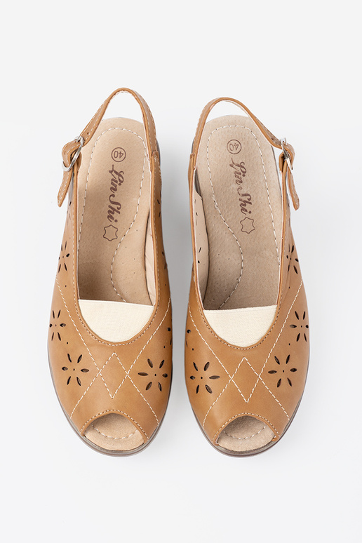 couleur caramel ajouré des sandales sur un coin