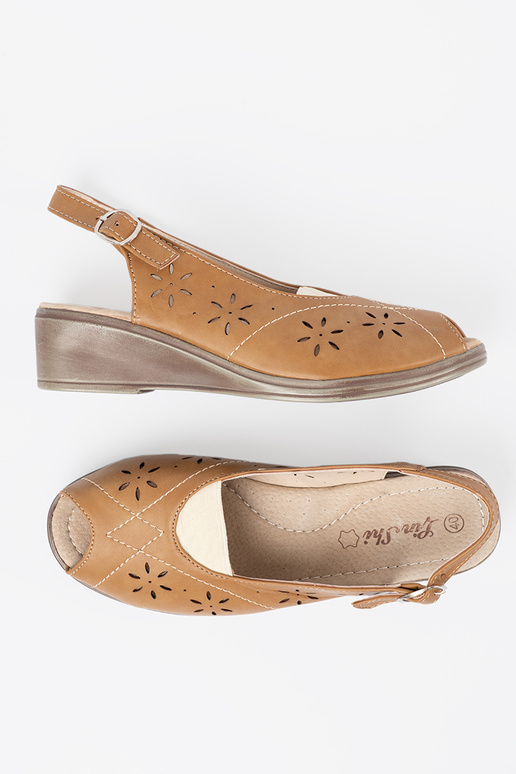 couleur caramel ajouré des sandales sur un coin